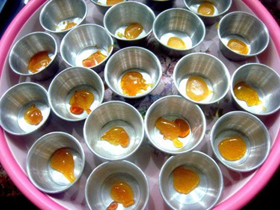 Đổ caramen vào khuôn đựng bánh flan